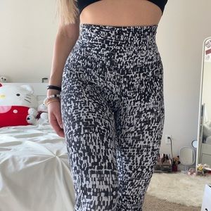 black and white Lululemon align leggings
